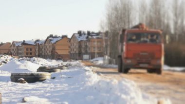 İnşaat alanına kil taşıyan kamyon