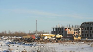 Turuncu inşaat kamyonu kil taşıyor