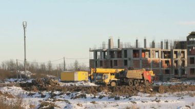 İnşaat alanına kil taşıyan kamyon