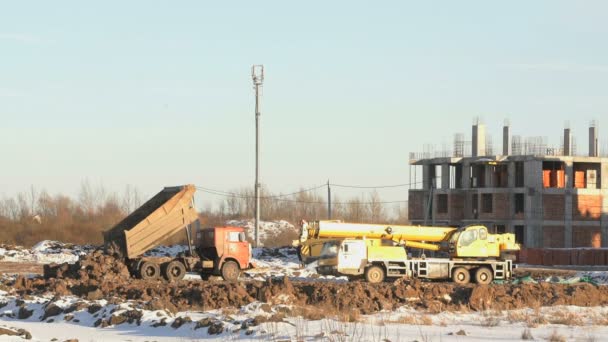 Turuncu inşaat kamyonu kil taşıyor — Stok video