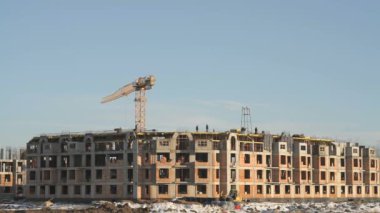 Kışın bir apartman inşaatı