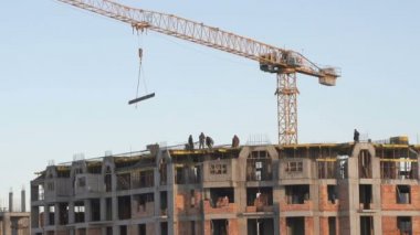 Kışın bir apartman inşaatı