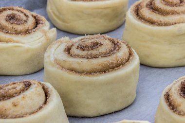 İştah açıcı pişmemiş tarçınlı çörek 