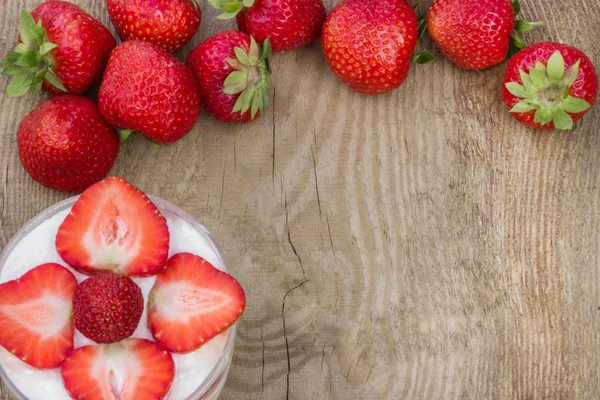 Efterrätt med grädde och färska jordgubbar (kan vara används som bakgrund, kort) — Stockfoto