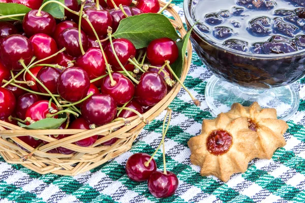 Корзина вишни, вишневое варенье с печеньем — стоковое фото
