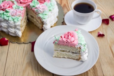 Lor krema ve muz arka plan pasta ve kahve ile kek parçası