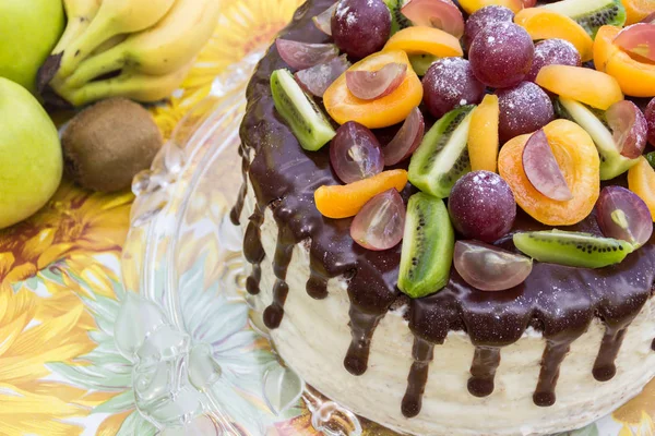 Sabroso pastel decorado con glaseado de chocolate y frutas (medio pastel ) — Foto de Stock