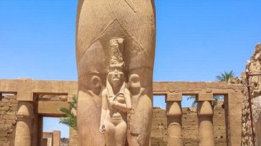 Ramses II heykeli kızını Merit-Amon ile Amun-Ra (tapınak Karnak Luxor)