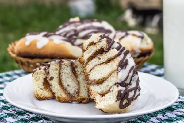 Cannabons caseros bollos de canela con glaseado de queso crema y hielo de chocolate — Foto de Stock