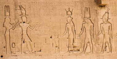 Tapınak Hathor Dendera, aslan başlı waterspouts ile Güney duvarı. Kleopatra ve oğlu Sezar taraftarı (sol tarafında)