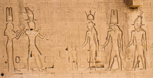 De zuidelijke muur van de tempel van Hathor op Dendera met leeuw-headed waterspouts. Cleopatra en haar zoon Caesarian (aan de linkerkant) — Stockfoto