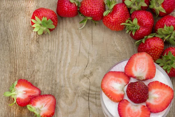 Efterrätt med grädde och färska jordgubbar (kan vara används som bakgrund, kort) — Stockfoto