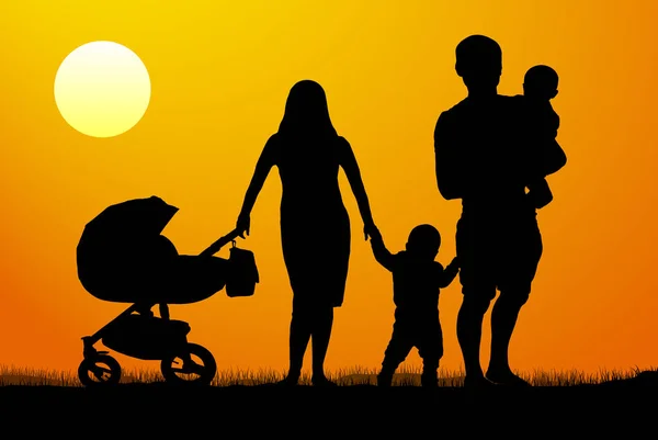 Una giovane famiglia con la silhouette dei bambini al tramonto. Un uomo e una donna con due bambini con una carrozzina all'alba. Illustrazione vettoriale — Vettoriale Stock