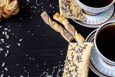 İki bardak kahve ile ayçiçeği tohumu, susam ve keten puf hamur işleri