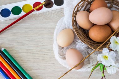tavuk yumurta Paskalya için boyalar (guaş) ve yiyecek işaretleri ile boyama için hazırlanmıştır