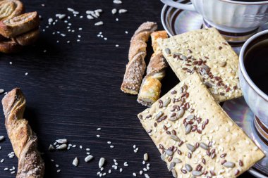 ayçiçeği tohumu, susam ve keten puf hamur işleri ile kahve