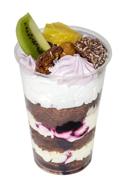 Trifle (bolo em vidro) isolado sobre fundo branco — Fotografia de Stock