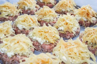 Et yığınları (ham taze domuz pirzola kızarmış soğan ve haşlanmış yumurta ve patates ile) 