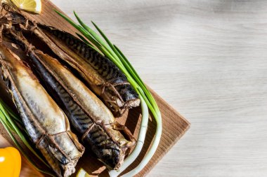 Ahşap masa üzerinde ahşap Sunta üzerinde balık uskumru füme