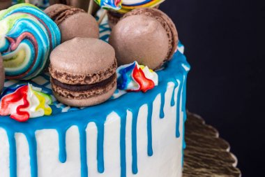 beze ve macaroons ile yarım pasta