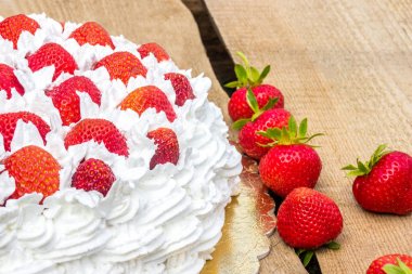 Çilekli pasta (yarım kek)