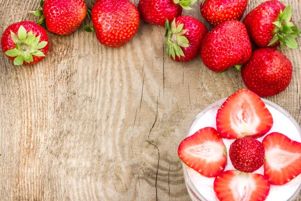 Kuchenkleinigkeit mit frischen Erdbeeren — Stockfoto