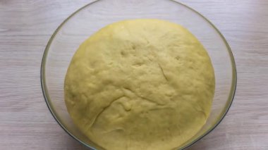 Hamur mayaları (pasta) cam kapta, zaman atlamalı video yükseltme