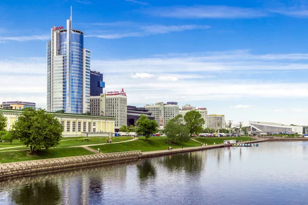 Minsk, Bělorusko, 20 května 2017. Royal Plaza (obchodní centrum) a Doubletree by Hilton Hotel Minsk na nábřeží řeky Svisloch — Stock fotografie