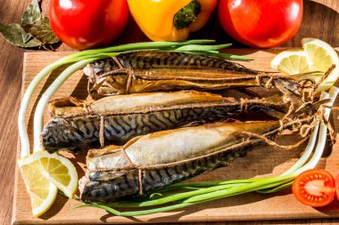 uskumru füme balık sebze ile