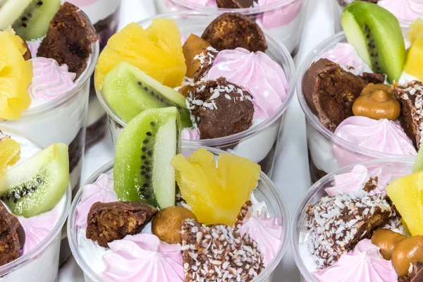 Trifle (bolo em vidro) com frutas — Fotografia de Stock