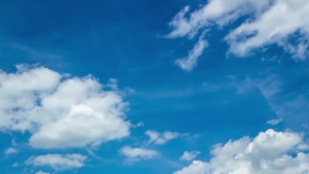 Небо с облаками, летящими во времени — стоковое видео