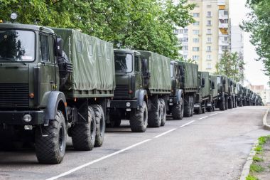 Askeri kamyon sütunu. Bağımsızlık günü, geçit Minsk, Beyaz Rusya