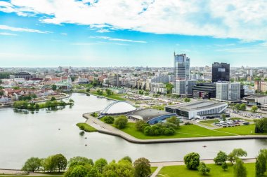Minsk, Beyaz Rusya - 20 Mayıs 2017 panoramik bir yükseklikten, Nemiga, Trinity banliyösünde, kazananlar, Svisloch Nehri, prospektüs şehrin Hotel hilton, Galeri, Royal Plaza (İş Merkezi)