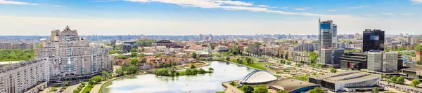Минск, Белоруссия - 20.05.2017 Панорамный вид города с высоты, Немига — стоковое фото