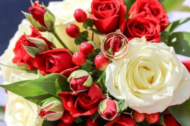 Altın alyans düğün buket üzerinde