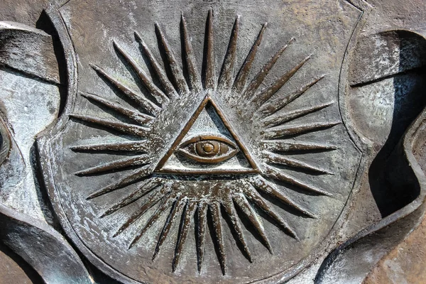 Всевидящее око с лучами, символом — стоковое фото
