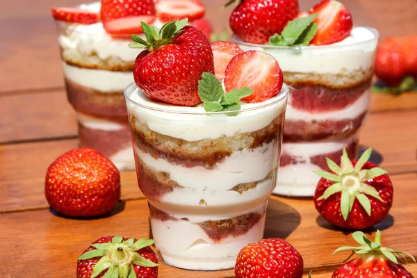 Sponge cake decorated strawberries and mint — Stock Photo, Image