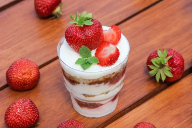 Çilekli pasta (önemsiz) çilek ve nane