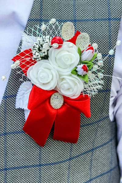 Corsages op de revers van de jas van bruidegom (beste man bruiloft) — Stockfoto