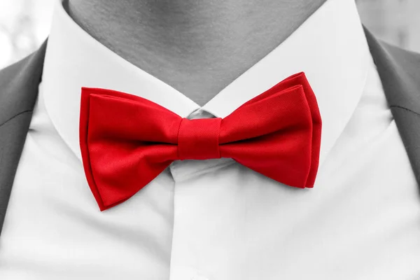 Laço vermelho gravata no pescoço do homem, foto preto e branco com elemento colorido — Fotografia de Stock