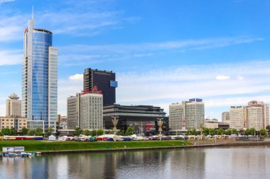 Minsk, Nemiga. Hotel Doubletree by Hilton, Royal Plaza, bankalar, nehir Svisloch. Rusya, 20 Mayıs 2017.