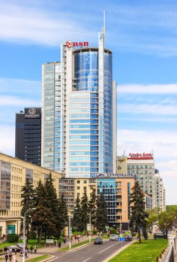 Royal Plaza, otel Doubletree by Hilton, bankalar. Rusya, Minsk, Nemiga, 20 Mayıs 2017.