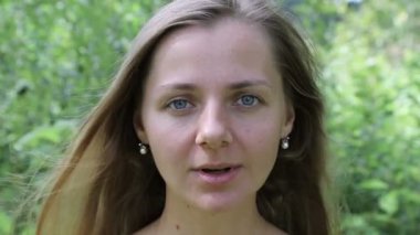 Güzel bir kadın kazanmaktan zevk alır, başarıdan. Neşe, mutluluk. Makyajsız kız