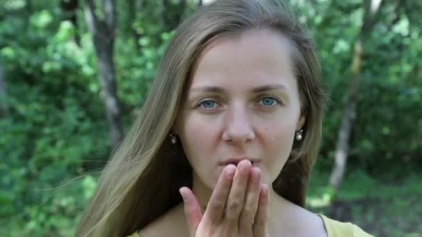 Beautiful woman blowing kiss and smiling, slow motion. Girl without makeup — Stock Video