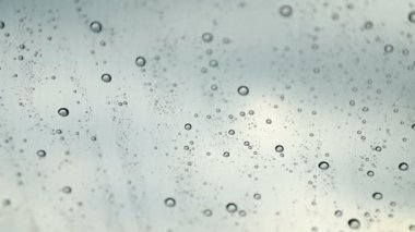 Arabanın ön camına damlayan yağmur damlaları. Ön camın nano kaplaması