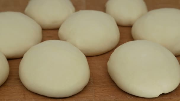 Rolls of yeast dough. Buns increase in size, time lapse — Stockvideo