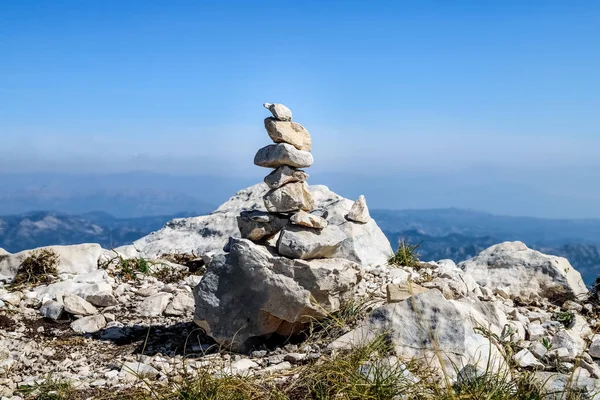 Dağların zirvesinde taş piramidi. Lovcen Milli Parkı — Stok fotoğraf