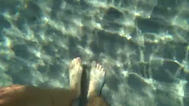 Člověk kráčí po dně moře. Mužovy nohy vystoupí na dno a písek se zvedne. Úhel pohledu. — Stock video