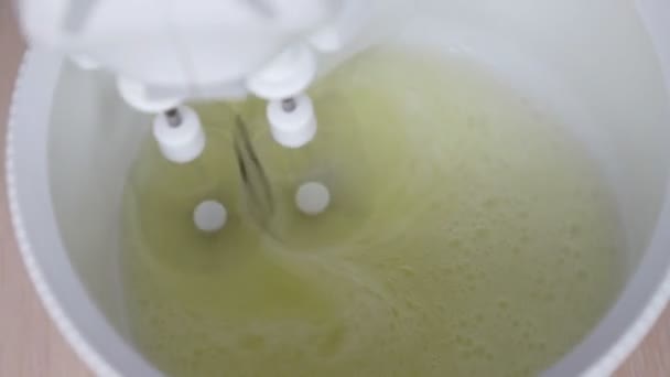 Preparazione di crema proteica (meringa), le uova sono montate con frullatore . — Video Stock