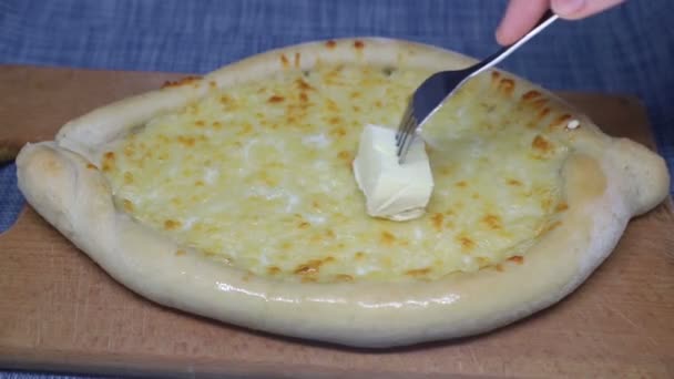 Khachapuri, masa de queso georgiano, engrasada con mantequilla — Vídeos de Stock